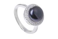 Klassischer Ring mit schwarzer Perle 9.5-10 mm eingefasst mit Zirkonia, 925er rhodiniertes Silber, Gaura Pearls, Estland